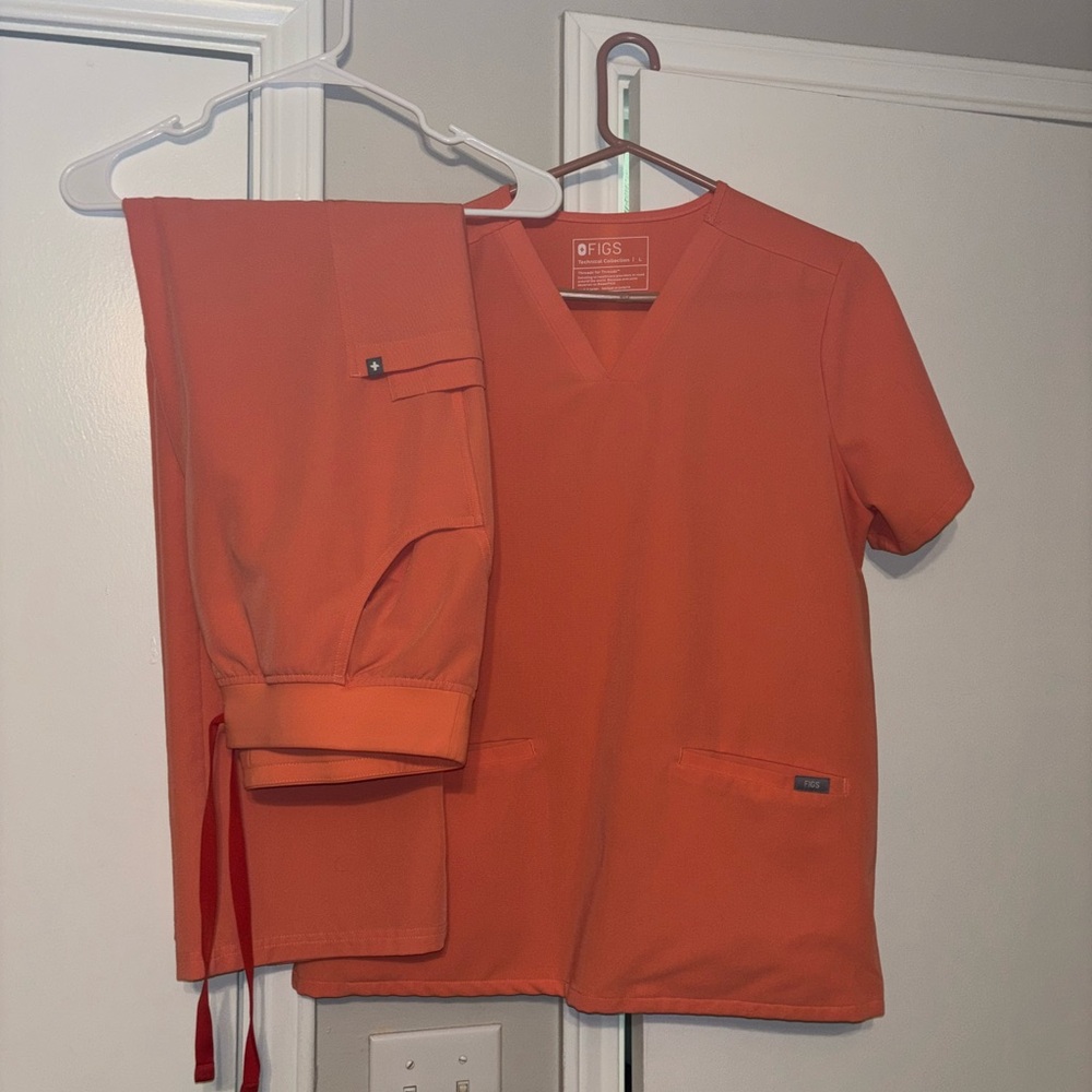 Figs “Sunset Drift” Scrub Set